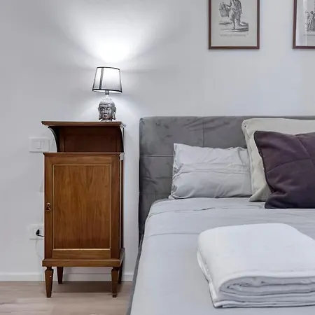 Apartment Carbonara Palace 5 - Luxury Comfort Under Medieval Towers